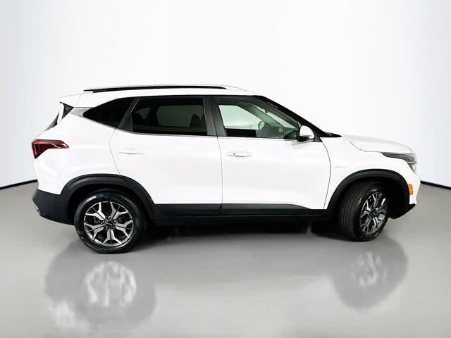 Photo of 2023 Snow White Pearl Kia Seltos
