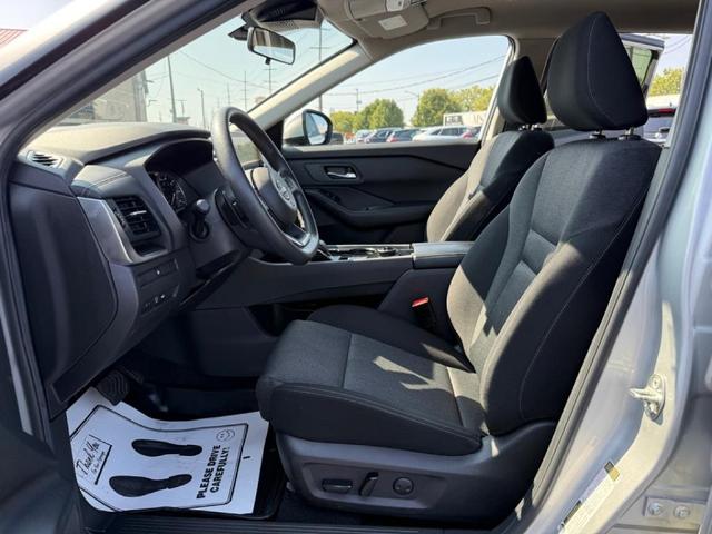 Photo of 2024 Silver Nissan Rogue