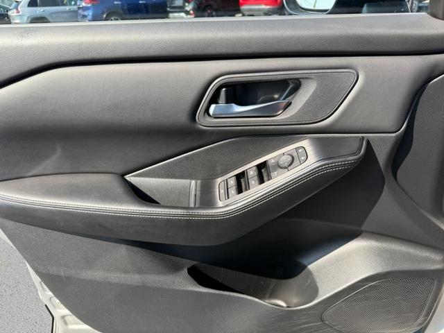 Photo of 2024 Silver Nissan Rogue