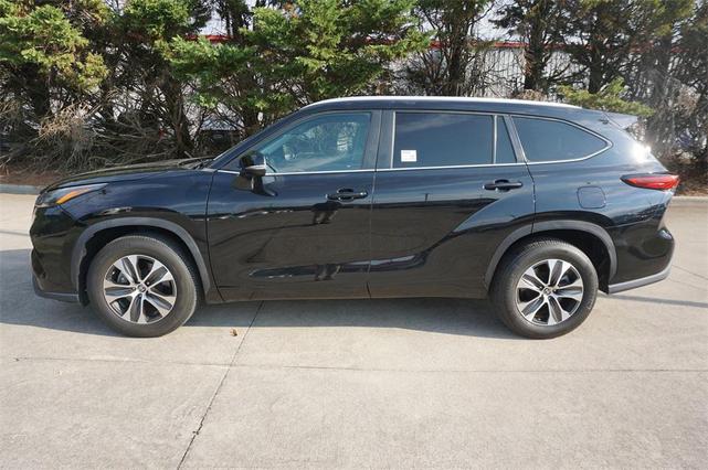 Photo of 2023 Midnight Black Metallic Toyota Highlander