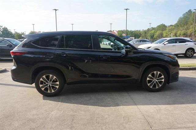 Photo of 2023 Midnight Black Metallic Toyota Highlander