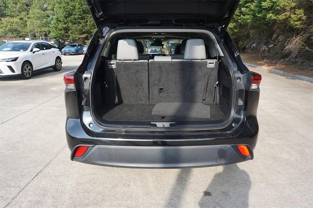 Photo of 2023 Midnight Black Metallic Toyota Highlander