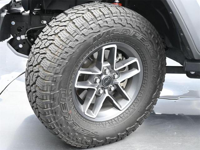 Photo of 2024 Bright White Clearcoat Jeep Gladiator