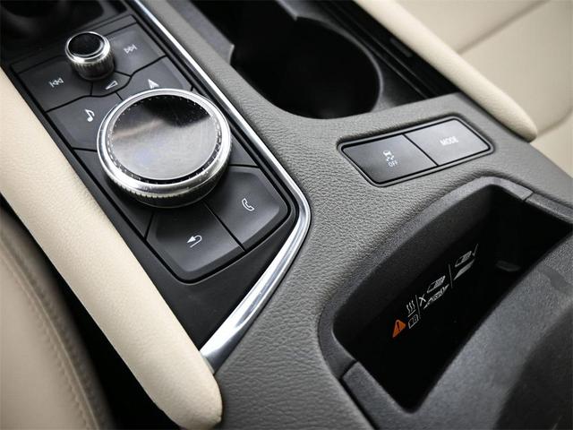 Photo of 2022 Crystal White Tricoat Cadillac XT5
