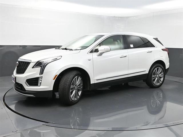 Photo of 2022 Crystal White Tricoat Cadillac XT5