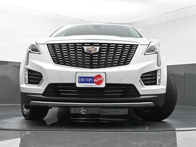 Photo of 2022 Crystal White Tricoat Cadillac XT5