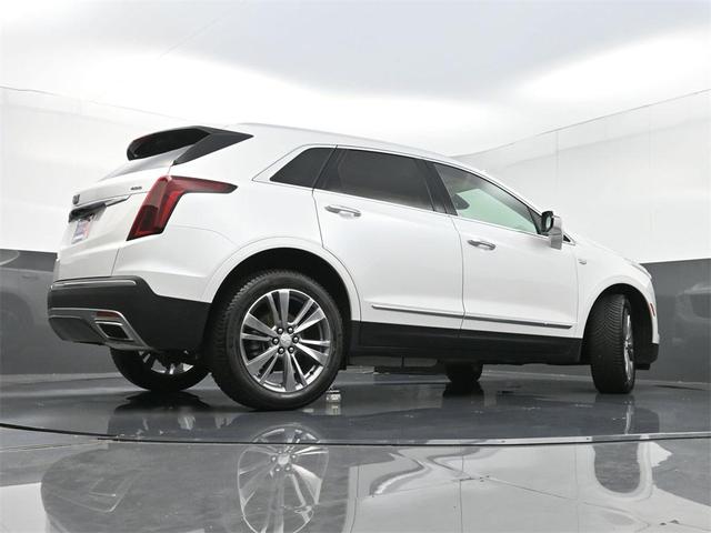 Photo of 2022 Crystal White Tricoat Cadillac XT5