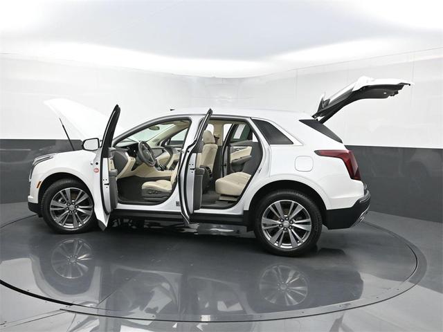 Photo of 2022 Crystal White Tricoat Cadillac XT5