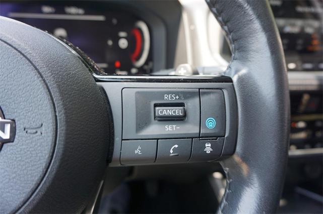 Photo of 2023 Pearl White Tricoat Nissan Rogue