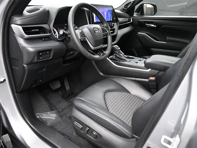 Photo of 2024 Celestial Silver Metallic Toyota Highlander