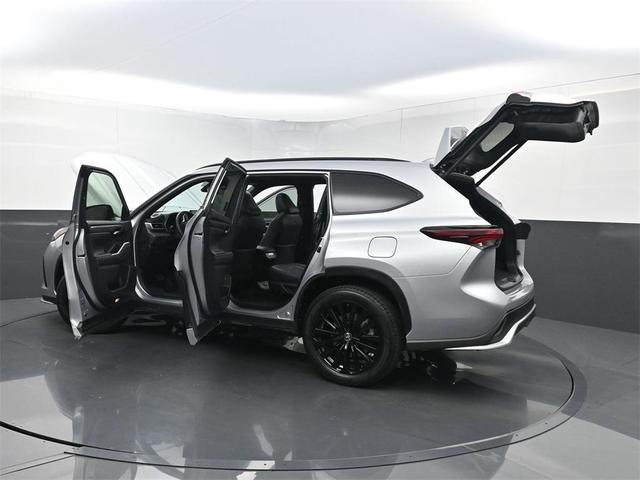 Photo of 2024 Celestial Silver Metallic Toyota Highlander