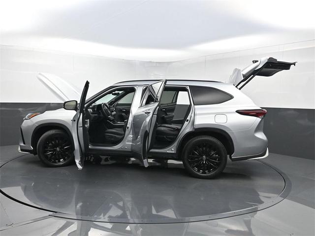 Photo of 2024 Celestial Silver Metallic Toyota Highlander