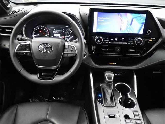 Photo of 2024 Celestial Silver Metallic Toyota Highlander