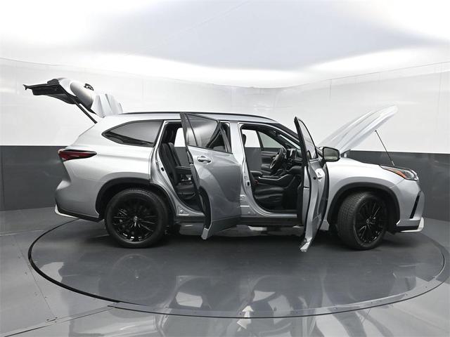 Photo of 2024 Celestial Silver Metallic Toyota Highlander