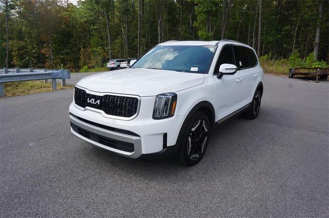 Photo of 2024 Glacial White Pearl Kia Telluride