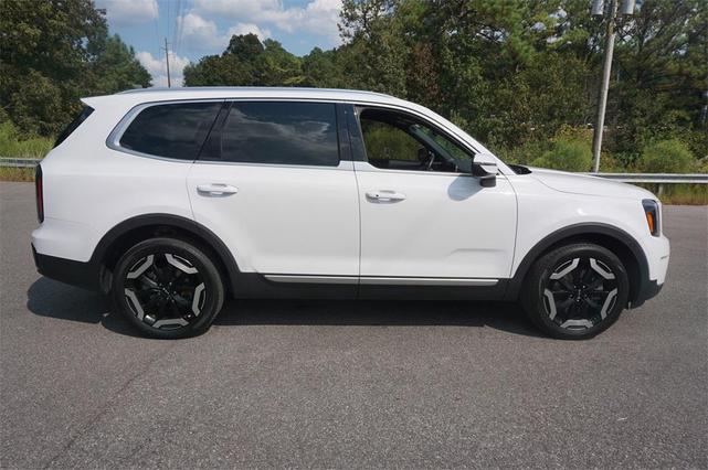 Photo of 2024 Glacial White Pearl Kia Telluride