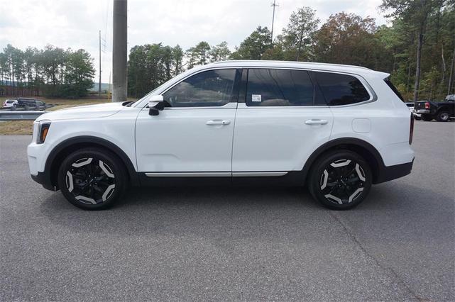 Photo of 2024 Glacial White Pearl Kia Telluride