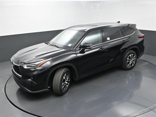 Photo of 2021 Midnight Black Metallic Toyota Highlander