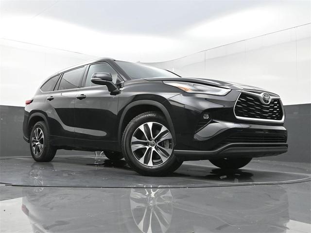 Photo of 2021 Midnight Black Metallic Toyota Highlander