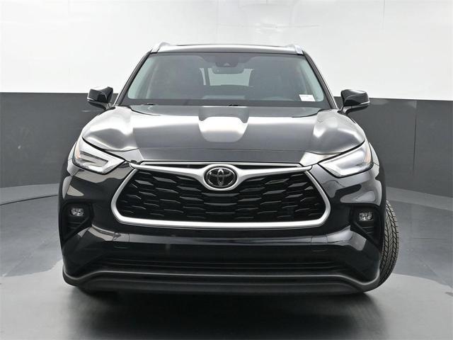 Photo of 2021 Midnight Black Metallic Toyota Highlander