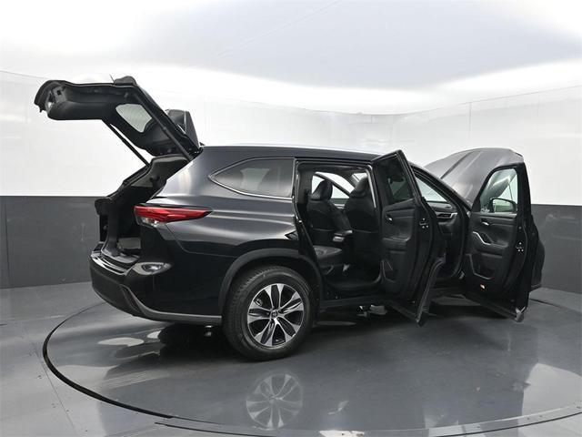 Photo of 2021 Midnight Black Metallic Toyota Highlander