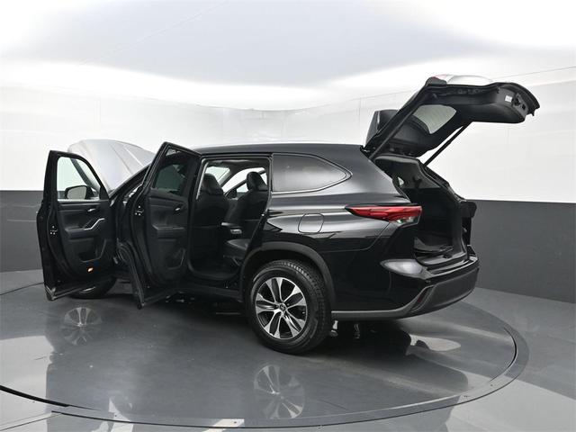 Photo of 2021 Midnight Black Metallic Toyota Highlander