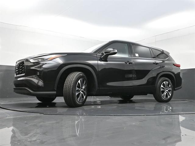 Photo of 2021 Midnight Black Metallic Toyota Highlander