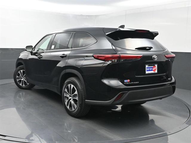 Photo of 2021 Midnight Black Metallic Toyota Highlander