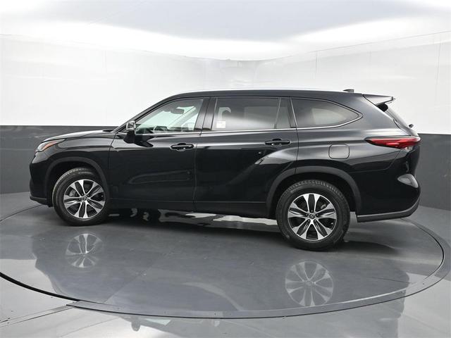 Photo of 2021 Midnight Black Metallic Toyota Highlander