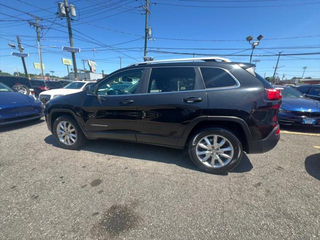 Photo of 2016 Brilliant Black Crystal Pearlcoat Jeep Cherokee
