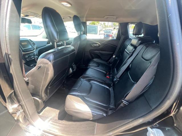 Photo of 2016 Brilliant Black Crystal Pearlcoat Jeep Cherokee