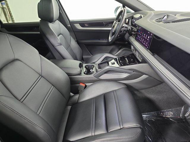 Photo of 2024 Dolomite Silver Metallic Porsche Cayenne