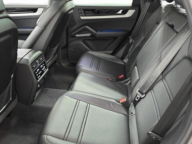 Photo of 2024 Dolomite Silver Metallic Porsche Cayenne