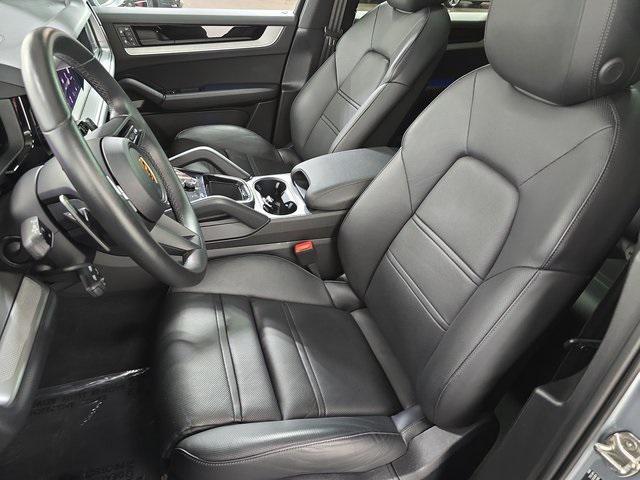 Photo of 2024 Dolomite Silver Metallic Porsche Cayenne