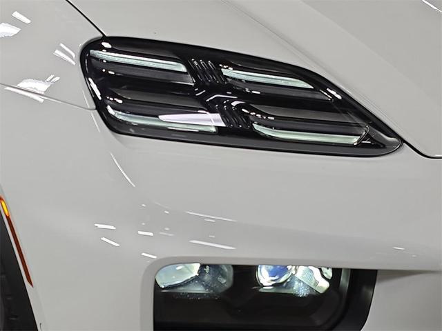 Photo of 2025 White Porsche Macan