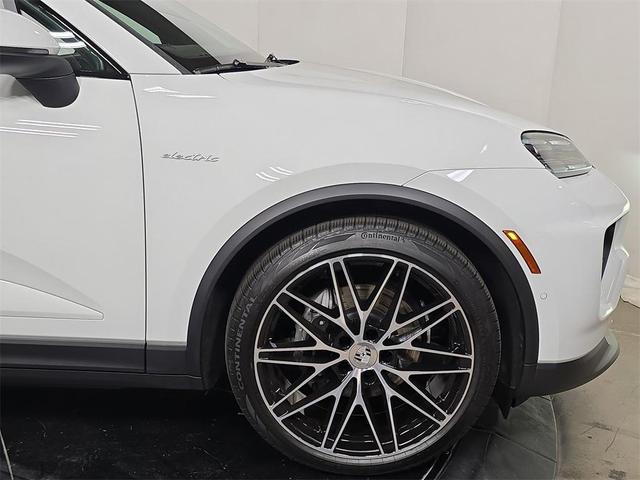 Photo of 2025 White Porsche Macan