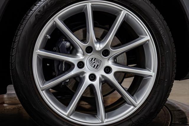 Photo of 2022 Jet Black Metallic Porsche Cayenne