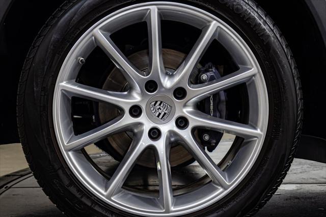 Photo of 2022 Jet Black Metallic Porsche Cayenne
