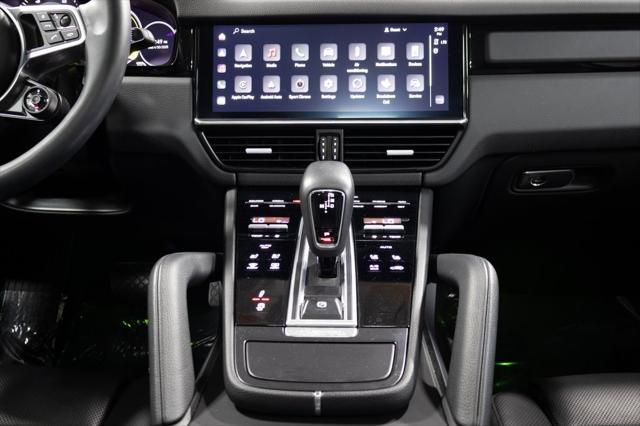 Photo of 2022 Jet Black Metallic Porsche Cayenne