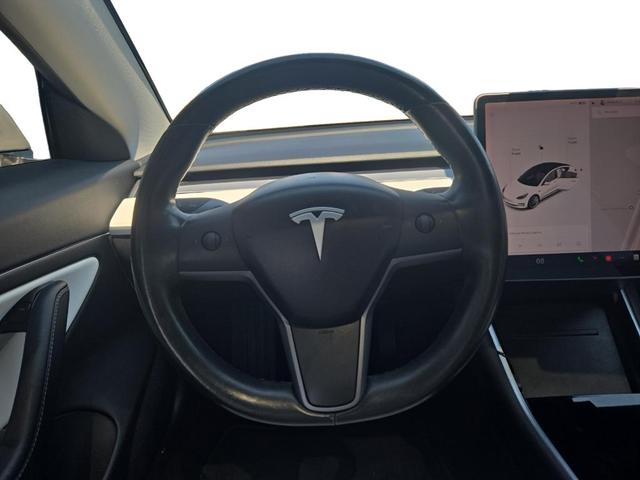 Photo of 2018 Silver Tesla Model 3