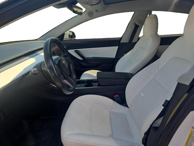 Photo of 2018 Silver Tesla Model 3
