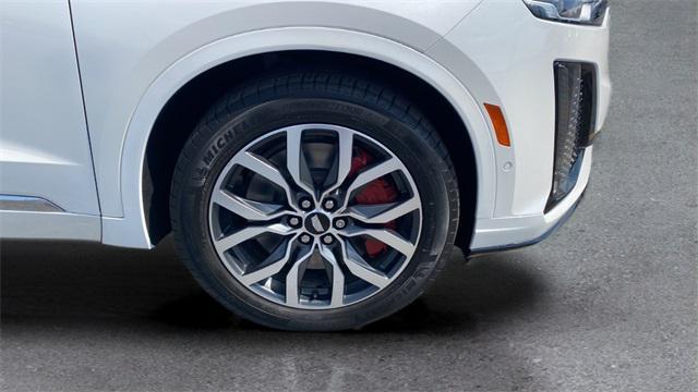 Photo of 2022 White Cadillac XT6