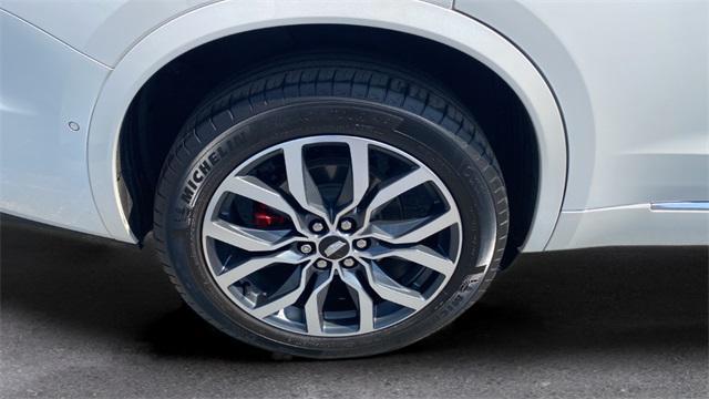 Photo of 2022 White Cadillac XT6
