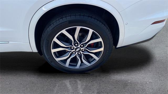 Photo of 2022 White Cadillac XT6