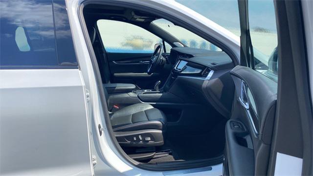 Photo of 2022 White Cadillac XT6