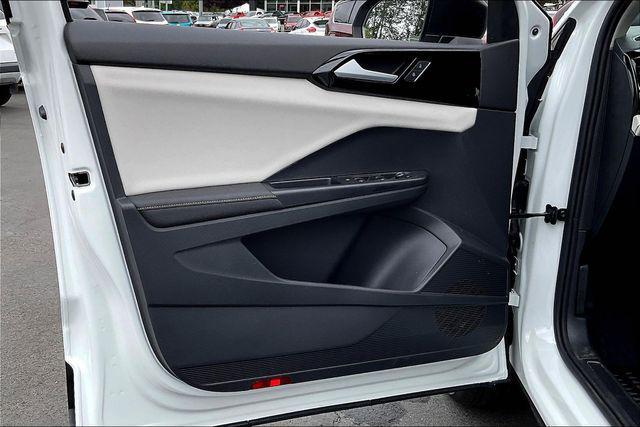 Photo of 2025 Pure White Volkswagen Taos
