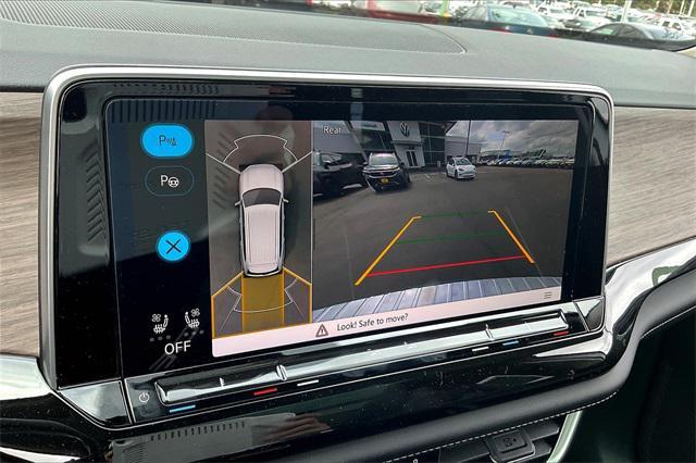 Photo of 2025 Opal White Pearl Volkswagen Atlas