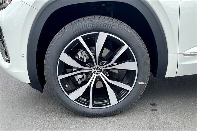 Photo of 2025 Opal White Pearl Volkswagen Atlas