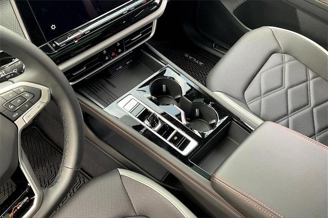 Photo of 2025 Pure White Volkswagen Atlas