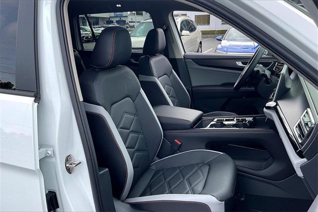 Photo of 2025 Pure White Volkswagen Atlas